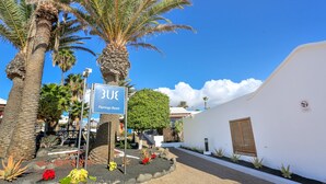 A white building with a sign reading "3JU Flamingo Beach". - Playa Flamingo  Margarita (Playa Blanca)