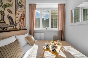 Een bureau, een strijkplank/strijkijzer, gratis wifi, beddengoed