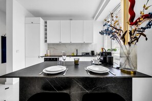 Een koelkast, een oven, een kookplaat, een vaatwasser