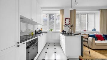 Kjøleskap, ovn, kokeplater og oppvaskmaskin