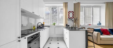 Fridge, oven, stovetop, dishwasher