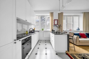 Een koelkast, een oven, een kookplaat, een vaatwasser