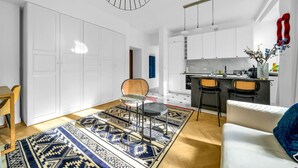 Apartamento moderno com área de jantar, cozinha e sala de estar.