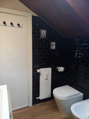 Séchoir à cheveux, bidet, serviettes fournies, savon