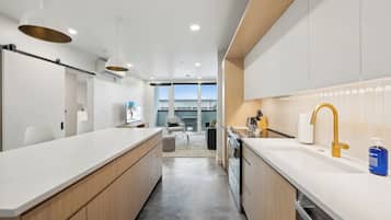 Kjøleskap, ovn, kokeplater og oppvaskmaskin