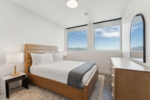 Espacio para trabajar con laptop y cortinas blackout 