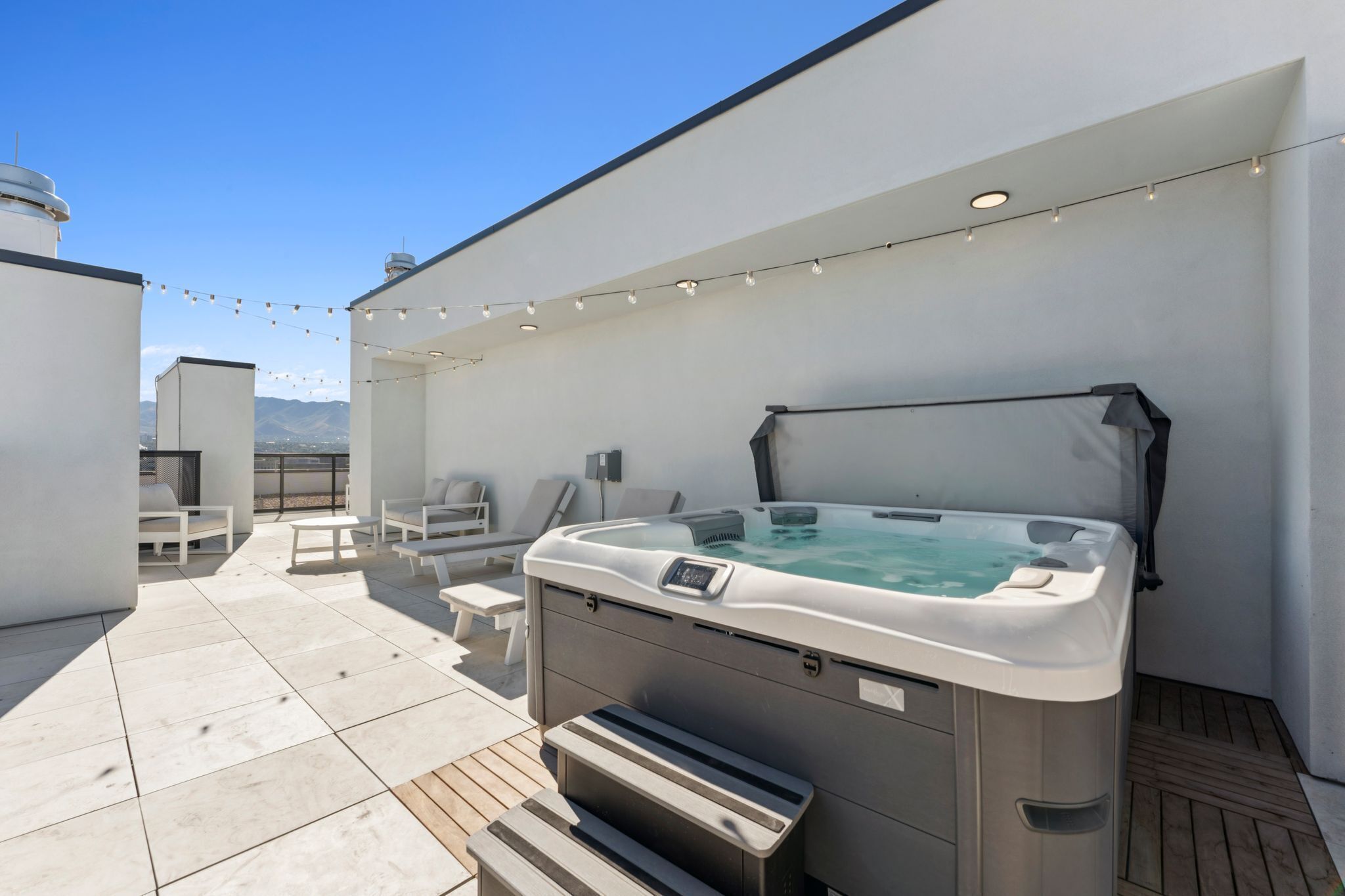 Two Bedroom Balcony with Hot Tub | 陽台