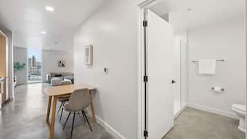 Un appartamento moderno con zona pranzo, cucina e bagno.