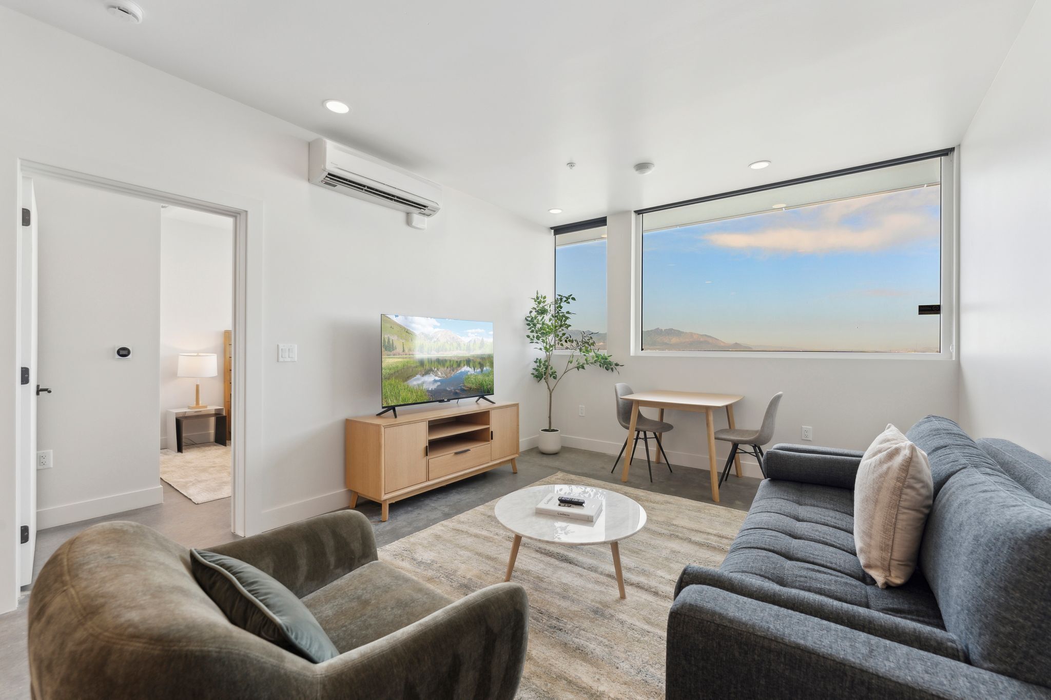 Căn hộ, 2 phòng ngủ | Khu phòng khách | Smart TV 50-inch có truyền hình kỹ thuật số 