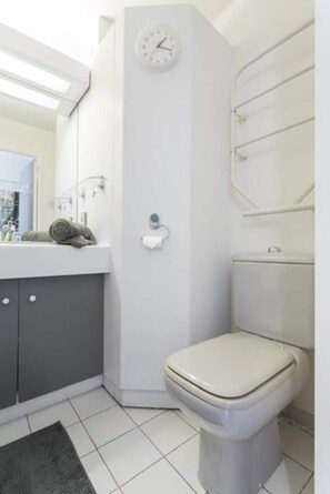 Haartrockner, Handtücher, Seife, Toilettenpapier