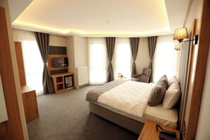 Superior tweepersoonskamer | Een kluis op de kamer, een bureau, een laptopwerkplek