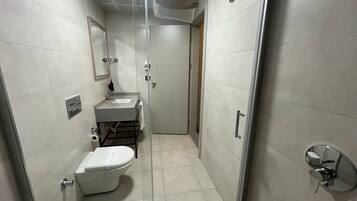 Ducha, secador de pelo, pantuflas, toallas