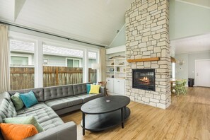 Smart TV, fireplace - Pacific Beach Lookout! Level 2 EV charger (Pacific Beach)