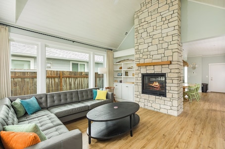 TV, fireplace. "BRAND NEW" Littoral Lookout at Pacific Beach