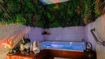 Bain à remous, massages suédois, massages thaïs