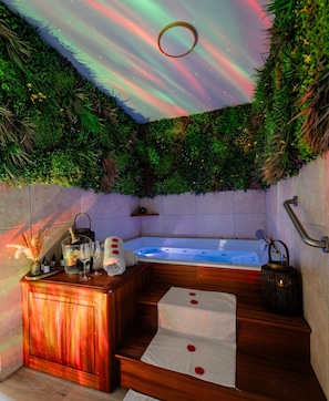 Whirlpool, klassische Massagen, Thai-Massagen