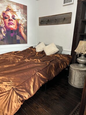 5 bedrooms, iron/ironing board, WiFi, bed sheets