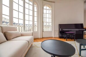TV - TBS 324 - Superb apartment with Eiffel Tower view (Paris)