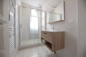 Dusche, Haartrockner, Handtücher, Seife