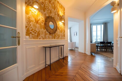 TBS 325 - Superb apartment with Eiffel Tower view