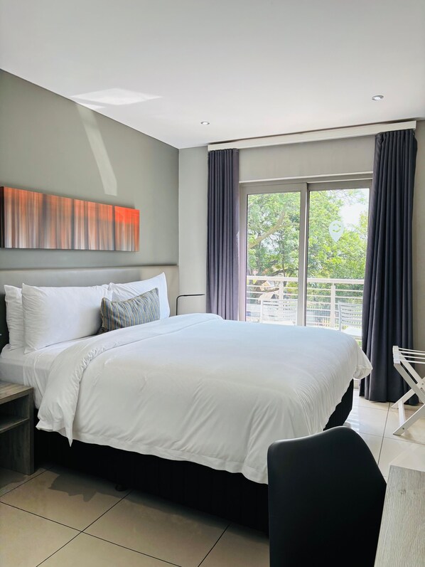 1 bedroom, iron/ironing board, WiFi, bed sheets - Chic 1-bedroom apartment in vibrant Johannesburg with AC, WiFi, fitness room (Johannesburg)