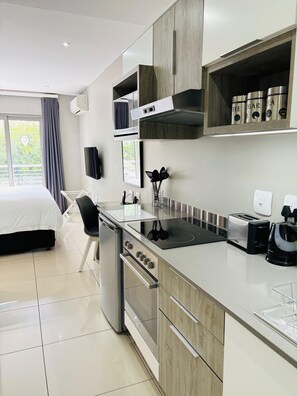 Private kitchen - Chic 1-bedroom apartment in vibrant Johannesburg with AC, WiFi, fitness room (Johannesburg)