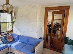 TV connectée, cheminée, livres