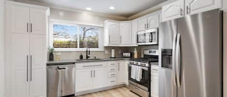 Geladeira, micro-ondas, fogão, cooktop