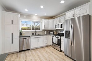 Kühlschrank, Mikrowelle, Ofen, Herdplatte