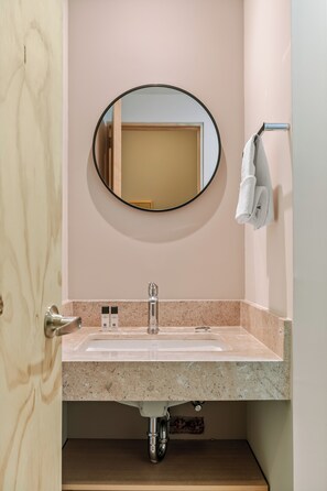 Comfort-sviitti, näköala pihalle | Kylpyhuone