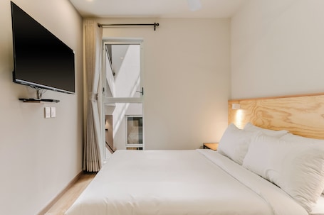 Comfort Suite, Courtyard View | 1 bedroom, iron/ironing board, free WiFi. Allende By Homirent
