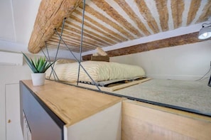 WiFi, bed sheets