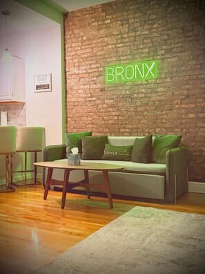 Smart TV - Sprawling 2BR w King Bed, fast WiFi, 20 minutes to Times Square! (The Bronx)