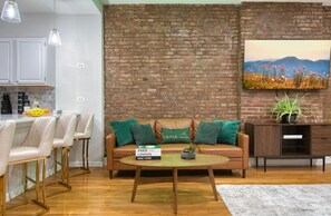 Smart TV - Sprawling 2BR w King Bed, fast WiFi, 20 minutes to Times Square! (The Bronx)