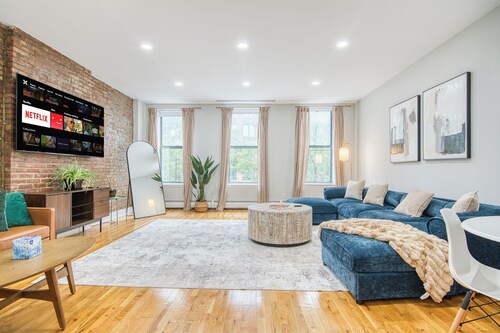 Sprawling 2BR w King Bed, fast WiFi, 20 minutes to Times Square!