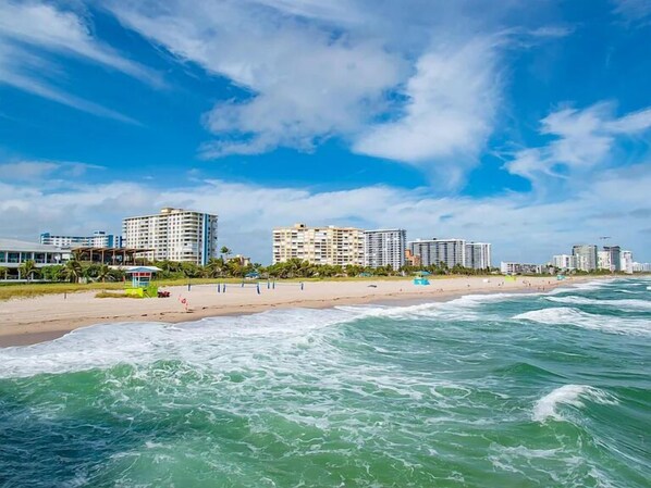 Chaises longues, serviettes de plage