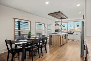 雪櫃、微波爐、焗爐、爐具