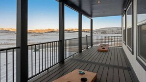Un'area esterna riparata con vista su un paesaggio innevato.
