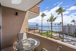 Outdoor dining - Island Sands 500, Steps from the Beach with Ocean Views and Spacious Lanai & AC (Wailuku)