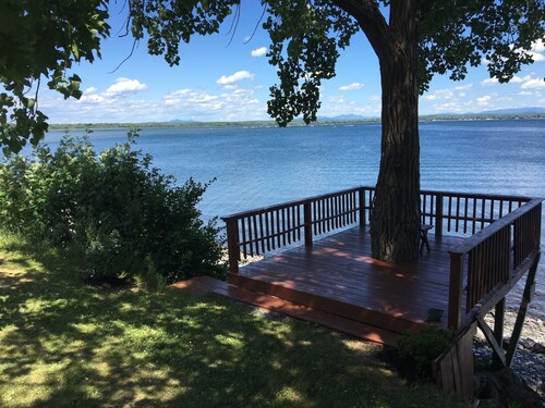 Cozi 3 bedroom Lakefront Cottage with Private Beach