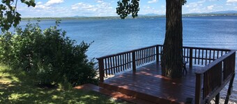 Cozi 3 bedroom Lakefront Cottage with Private Beach