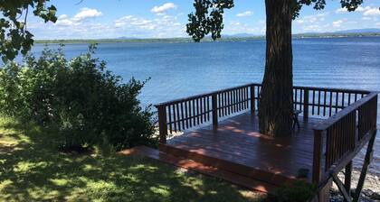 Cozi 3 bedroom Lakefront Cottage with Private Beach