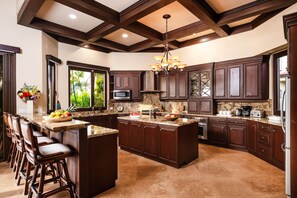 Fridge, microwave, oven, stovetop - 4-Bedroom Villa in Playas del Coco, Costa Rica (Playas del coco)