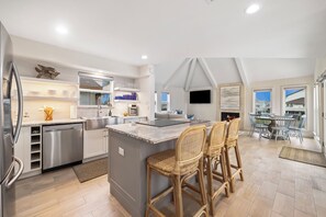 Fridge, microwave, oven, stovetop - Coastal Ocean View Retreat on Cul-de-sac in Pirates Beach Steps from the Beach (Galveston)