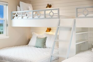 3 habitaciones, escritorio y tabla de planchar con plancha 