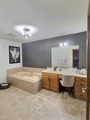 Bruser, hårtørrer, håndklæder