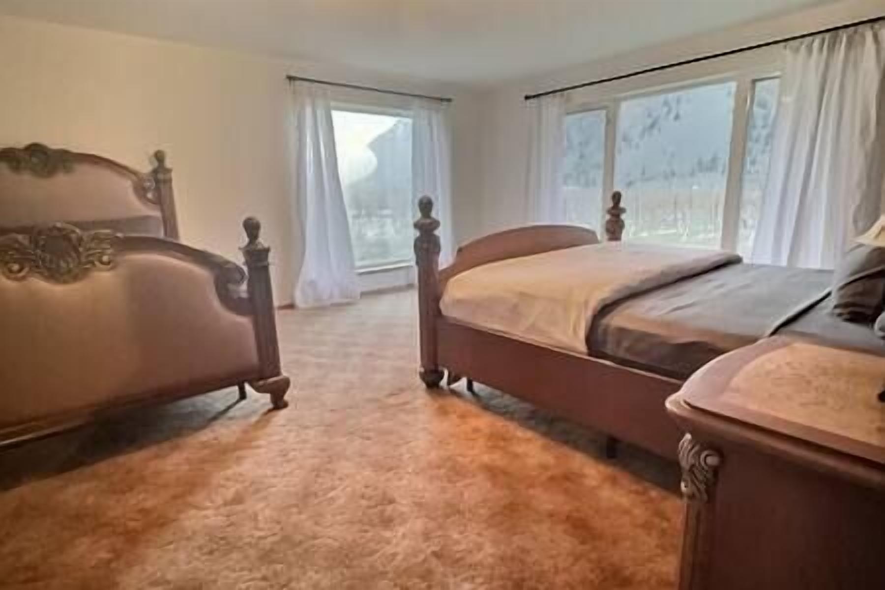 3 bedrooms, desk, iron/ironing board, travel crib