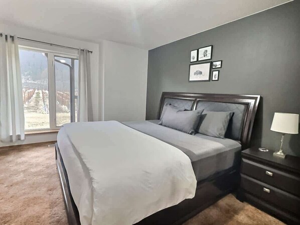 3 bedrooms, desk, iron/ironing board, travel cot