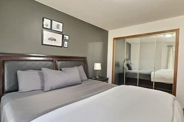 3 habitaciones, escritorio y tabla de planchar con plancha 