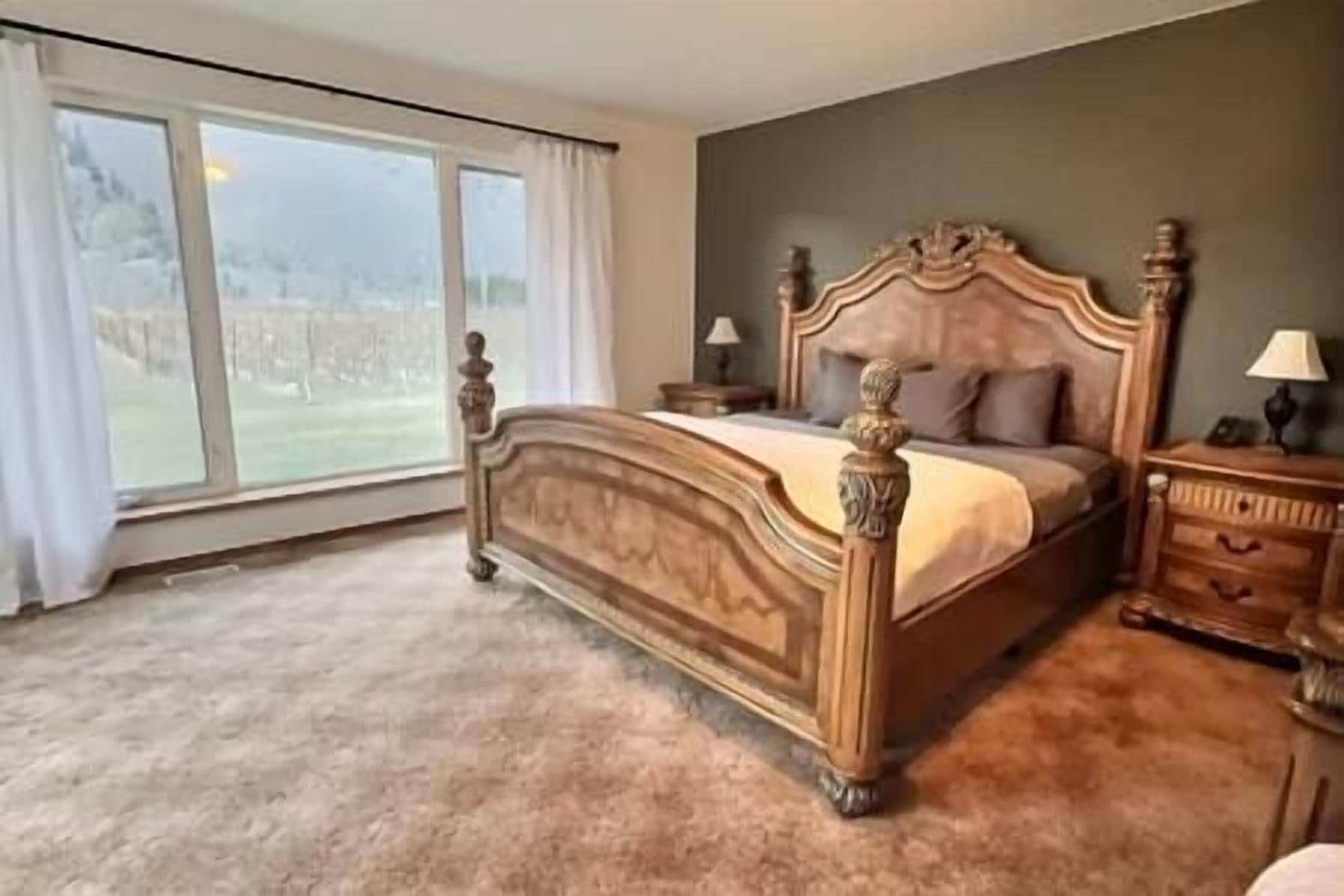 3 bedrooms, desk, iron/ironing board, travel crib